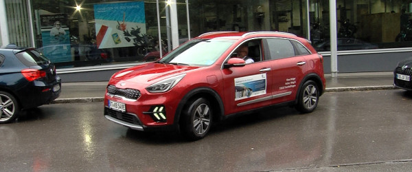 Klaus Belger im Hybrid-Auto (Quelle: RIK)