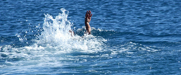 Schwimmer im Wasser (Quelle: pixelio.de - Rainer Sturm)