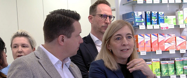 Nina Warken und Manuel Hailfinger in der Bahnhofs-Apotheke (Quelle: RIK)